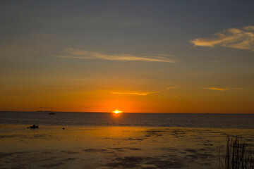 Fototapeta na wymiar sunset view on the beach.