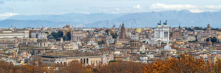 Fototapeta na wymiar Vue panoramique sur la ville de Rome depuis la colline du Janicule