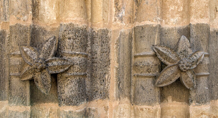 Décoration médiévale sur l'église de Blesle, Haute-Loire, France