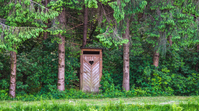 Ein Scheißhaus am Waldrand -Häusl im Wald