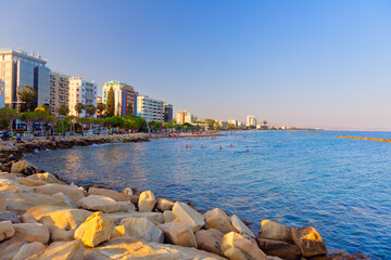Fototapeta premium Blick auf die Stadt Limassol am Abend, Zypern