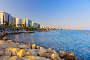 Blick auf die Stadt Limassol am Abend, Zypern