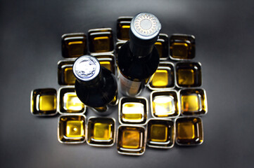 aceite de oliva virgen extra en botellas y cuencos de aluminio - obrazy, fototapety, plakaty