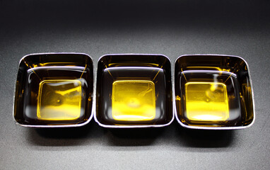 aceite de oliva virgen extra en cuencos de aluminio