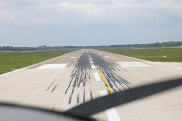 Landebahn eines Flughafens mit Bremsspuren Anflug mit einem Sportflugzeug