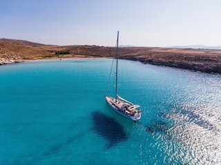 Blue water in the bay on the southwest coast of the Greek island of Rinia in the Cyclades - obrazy, fototapety, plakaty