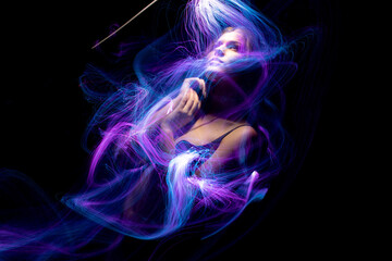 Obraz premium lightpainting portrait, new art direction, long exposure photo without photoshop, light drawing at long exposure 