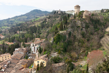 Obraz premium Brisighella, Ravenna. Rocca Manfrediana è una fortificazione situata sul secondo dei tre pinnacoli rocciosi di selenite