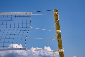 夏の空とビーチバレーネット