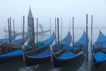 Gondeln vor der Piazzetta im Nebel, Venedig © Peter