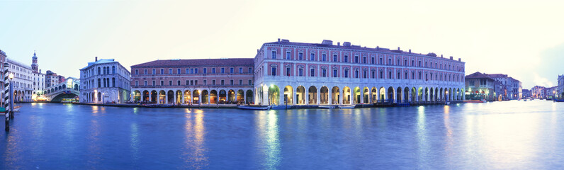 Panorama Canal Grande mit Rialtobrücke, Banco Giro und Mercato, Venedig, Italien, - obrazy, fototapety, plakaty
