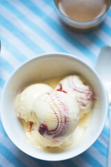 Mango and raspberry ice creams 