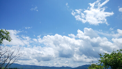 初夏の青空と遠方の山々