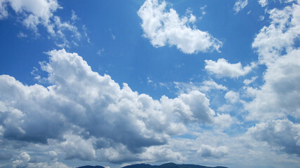 初夏の青空と遠方の山々