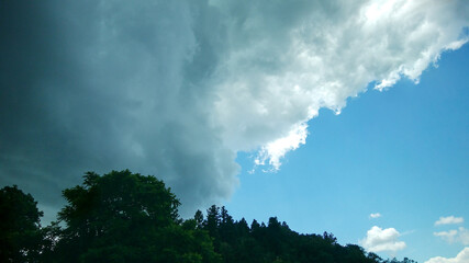 初夏の雨雲と木々
