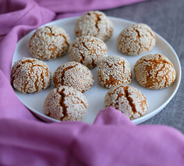 Sesame covered cracked cookies presentation