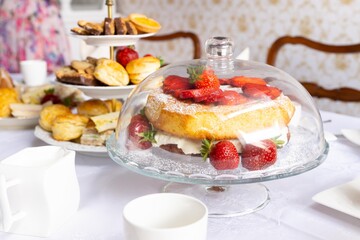 Glasglocke Erdbeertorte