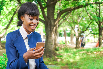 スマホを使う女性