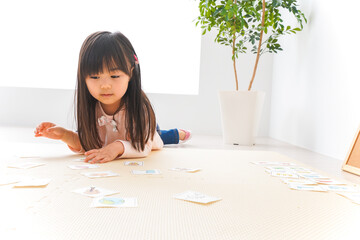 英語のお勉強をする子ども