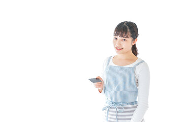 クレジットカード決済をする若いカフェスタッフ