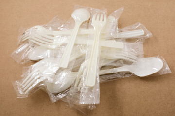プラスチックスプーンとプラスチックフォーク