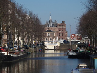 Grachtenszene in Amsterdam, Niederlande, in der Bildmitte der Turm Schreierstoren
