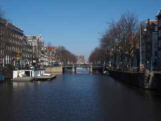 Fototapeta na wymiar Grachtenszene im Amsterdam, Niederlande
