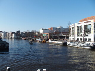 Grachtenszene in Amsterdam, Niederlande, rechts im Bild das moderne Opernhaus