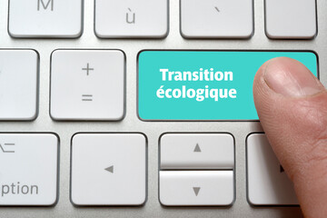 Un homme presse le bouton du clavier de son ordinateur transition écologique