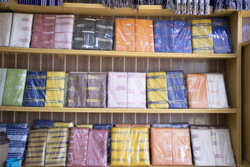 Une boutique  de vente de bandes de cotonnades .