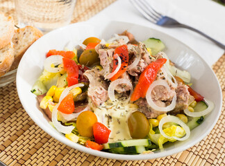 mediterranean vegetable salad with tuna