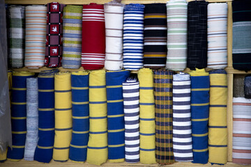 le fasodanfani , le label du Burkina faso ,bande d'étoffes tissées manuellement fait la fierté des Burkina est  matière de cotonnades.