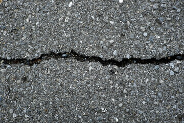 ひび割れたアスファルト道路１