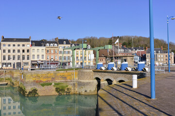 Au pont levis du port de Saint-Valery-en-Caux (76460) depuis le quai de la D925B, dans le...