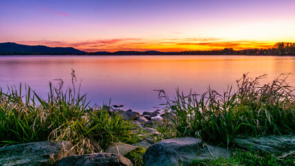 Romantisches Abendrot am Bodensee Seeufer mit schönen Farben am Himmel 
