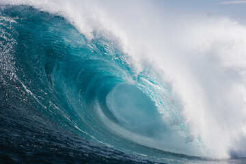 gran ola azul rompiendo con fuera en la costa de Islas Canarias