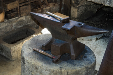 Amboss in einer Schmiede