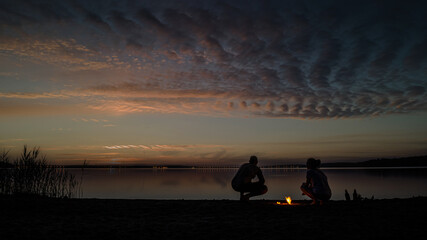 Fototapeta na wymiar silhouette photos of people on Lake Senezh
