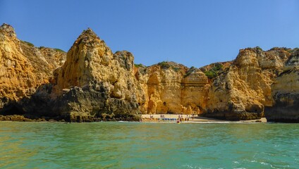 Fototapeta na wymiar Desde Lagos a Ponta da Piedade Algarve, las rocas talladas por el viento las calas, cuevas y túneles lo convierten en un lugar increíblemente hermoso.