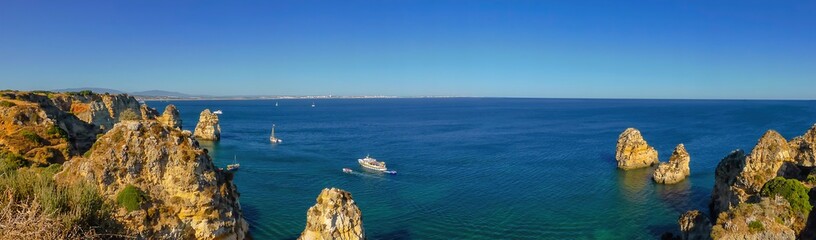 Obraz premium Desde Lagos a Ponta da Piedade Algarve, las rocas talladas por el viento las calas, cuevas y túneles lo convierten en un lugar increíblemente hermoso.