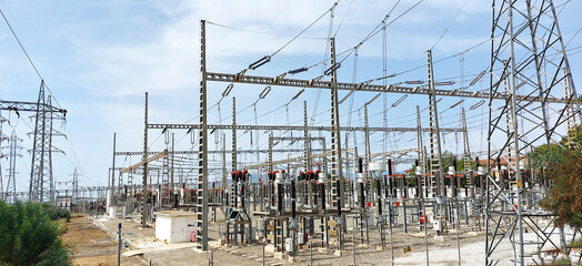 Central eléctrica con torres para el reparto de electricidad en ciudad