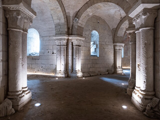 Obraz premium Les voutes romanes de la crypte de l'église Saint Aignan de Saint Aignan