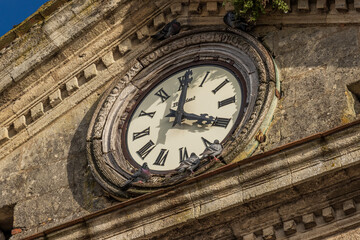 Castillon la Bataille - L'église et son horloge
