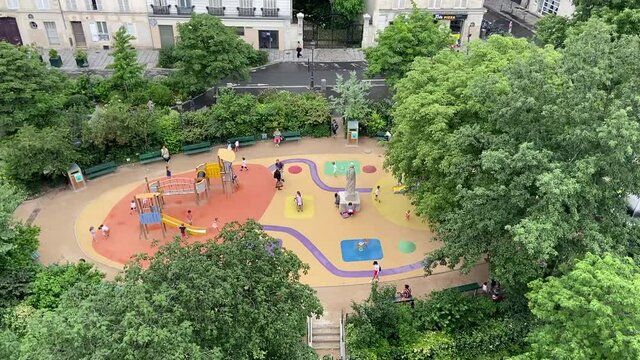 Aire de jeux d'un square &agrave; Paris