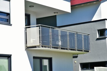 Moderner Balkon mit Edelstahl-Geländer und Edelstahl-Sichtschutzplatten an Neubau-Hausfront