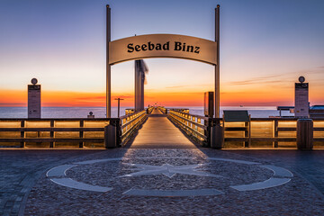 Seebrücke im Ostseebad Binz zum Sonnenaufgang