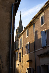 Fototapeta na wymiar Clocher de l'église de Castries depuis les rues de la ville (Occitanie, France)