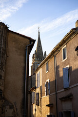 Fototapeta na wymiar Clocher de l'église de Castries depuis les rues de la ville (Occitanie, France)