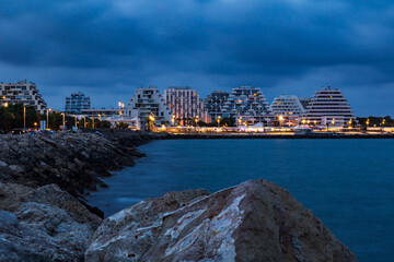 Vue sur la cité balnéaire de la Grande-Motte et ses pyramides à la tombée de la nuit...