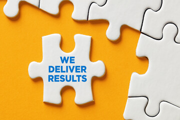 Obraz premium We deliver results message on a puzzle piece. To find creative business solutions